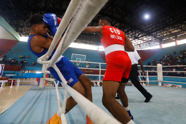 Boxeadores en combate dentro del ring