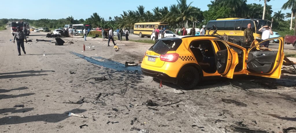 Accidente de tráfico, carretera dañada y vehículo amarillo