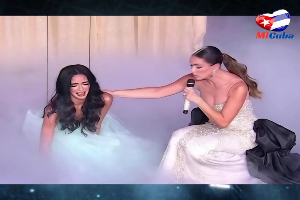 Mujeres en evento con vestidos elegantes y humo