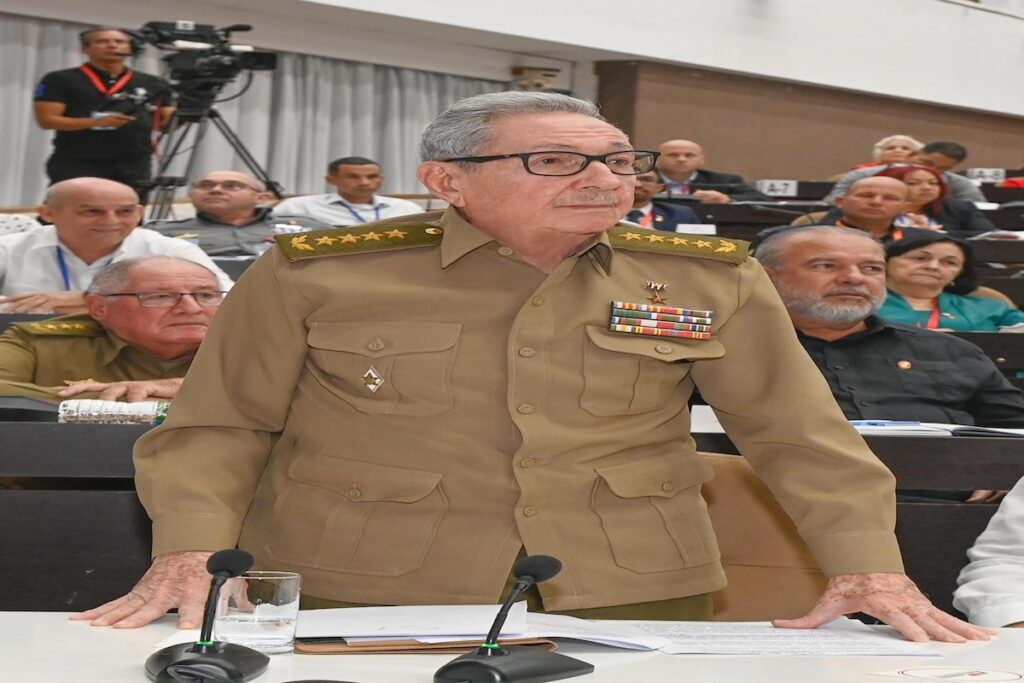Persona en uniforme militar en conferencia