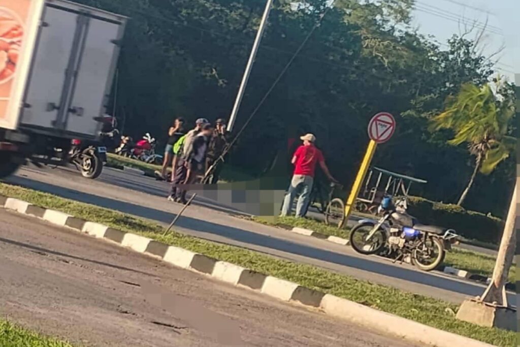 Grupo de personas en la calle, motocicleta y señal