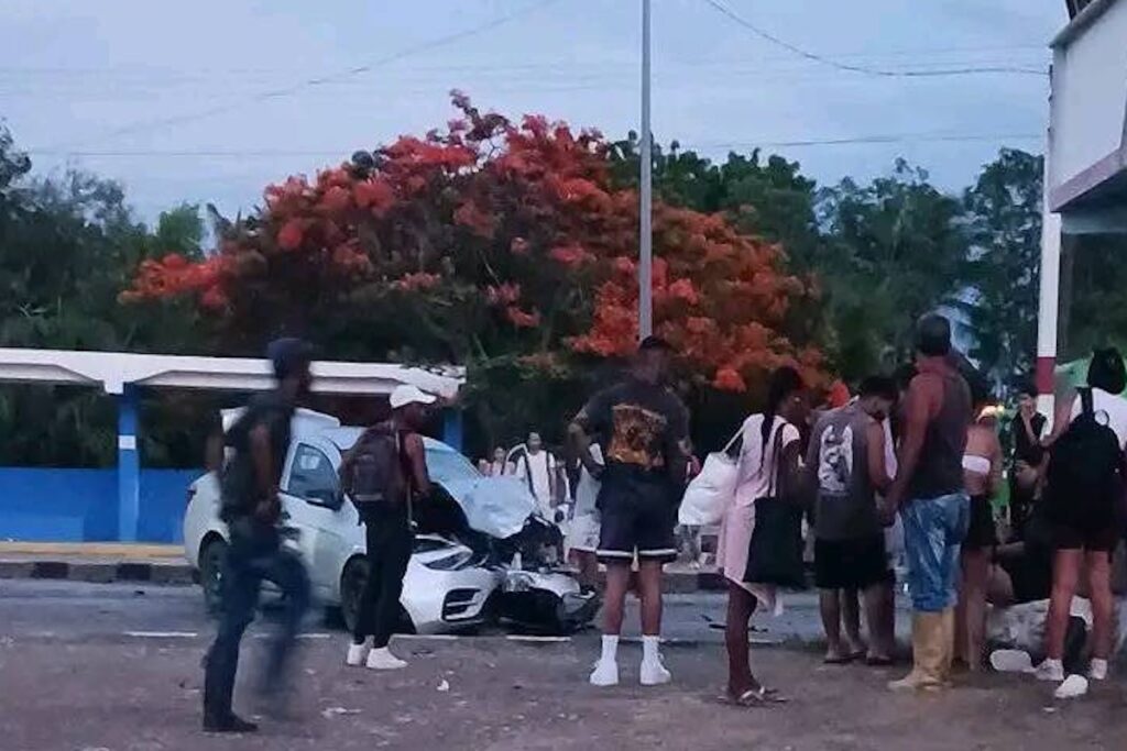 Accidente de coche con personas alrededor.