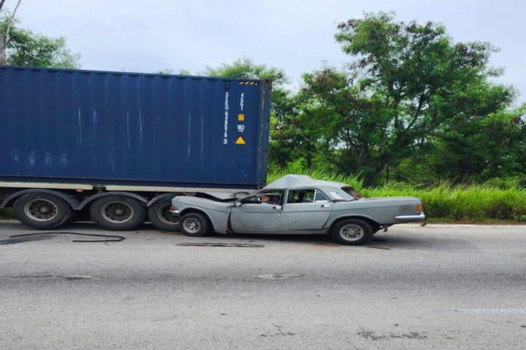 Accidente de coche contra camión en carretera
