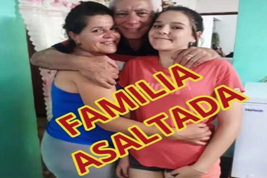 Familia sonriente con texto 'Familia Asaltada' superpuesto.