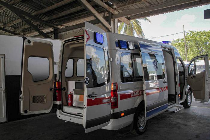 Ambulancia abierta en un garaje