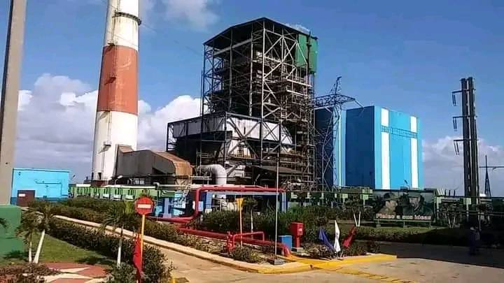 Planta industrial con chimenea y estructuras metálicas
