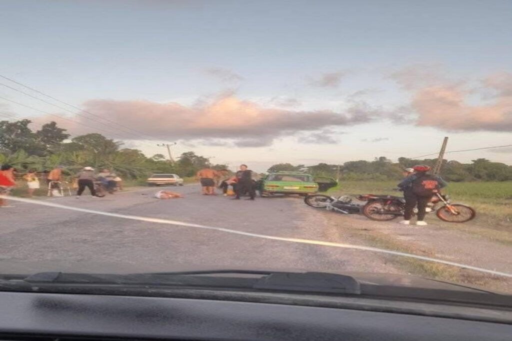 Accidente de tráfico en carretera con motocicleta involucrada.
