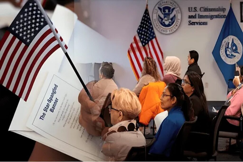 Ceremonia de ciudadanía en oficina de inmigración estadounidense.