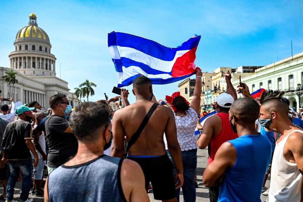 Manifestación con bandera en ciudad