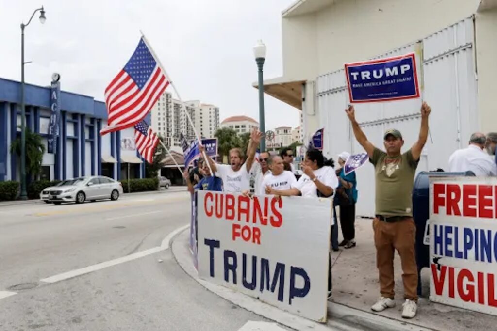 Manifestación cubana en apoyo a Trump con banderas.