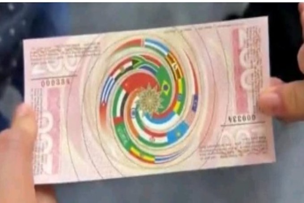 Billete decorado con espiral de banderas nacionales.