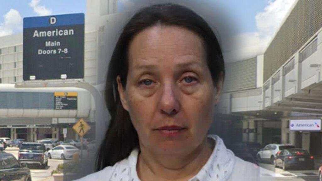 Mujer en aeropuerto, cartel de American Airlines.