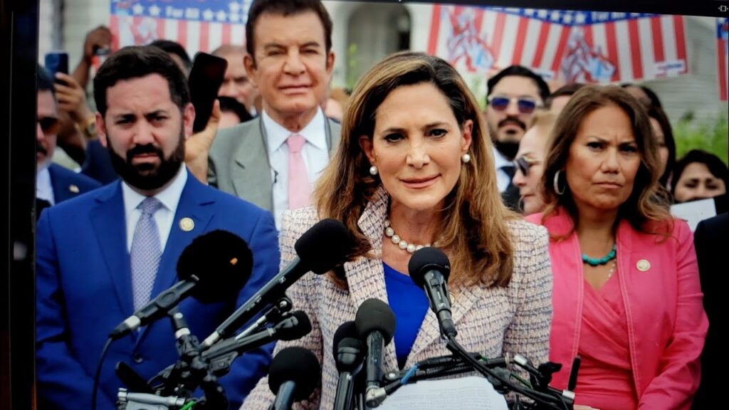 Grupo de personas hablando en conferencia de prensa.