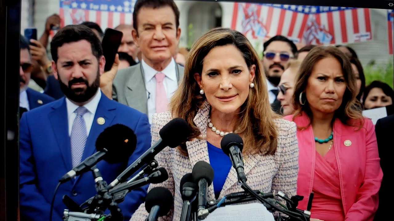Grupo de personas hablando en conferencia de prensa.