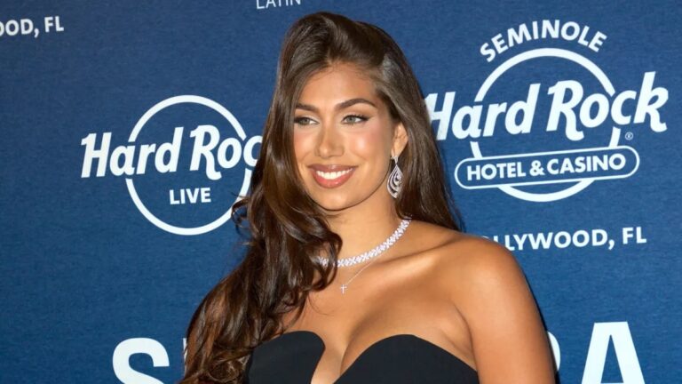 Mujer sonriente en evento del Hard Rock Café