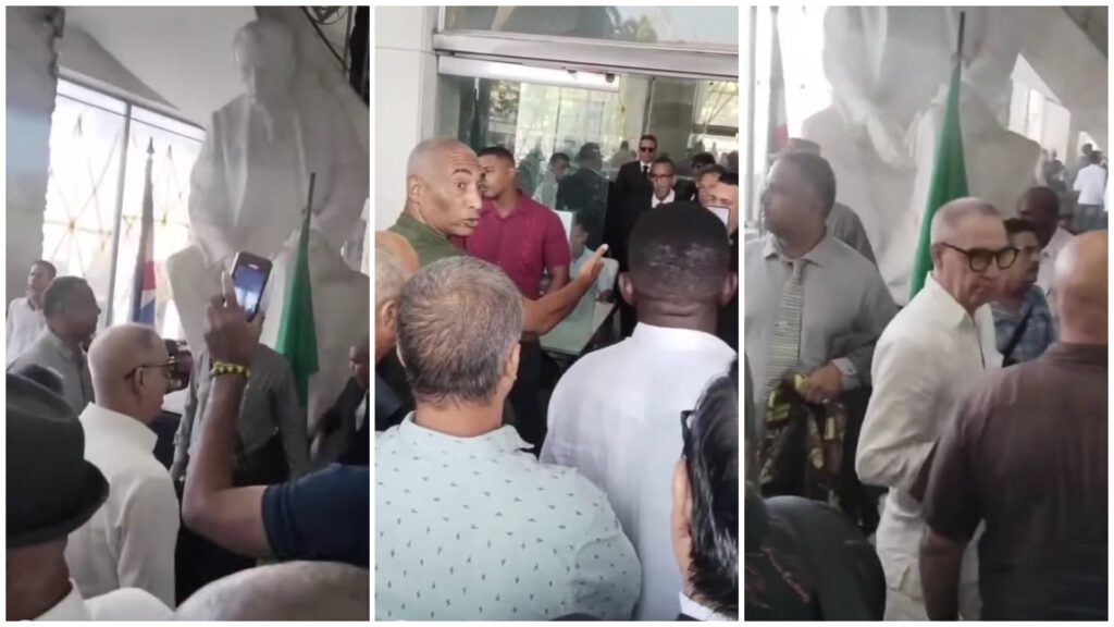 Personas reunidas en un evento público en interior.