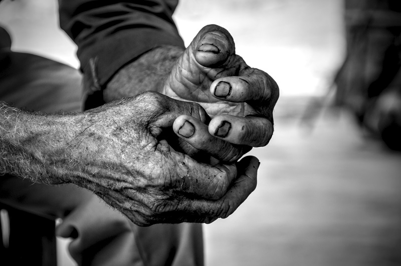 Manos envejecidas y trabajadas, detalle en blanco y negro.