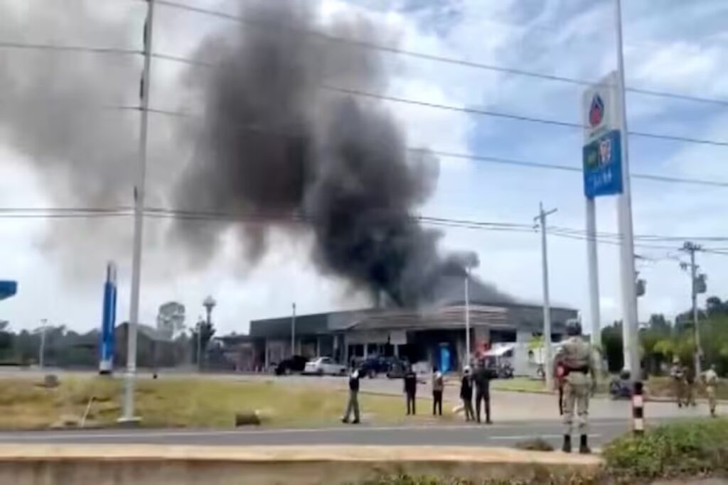 Incendio en gasolinera con humo negro visible.