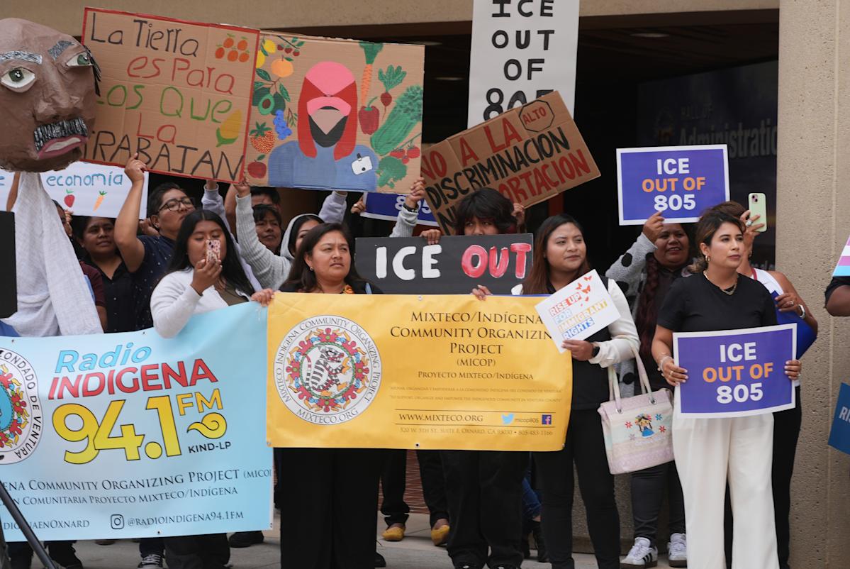 Manifestación con pancartas por derechos de inmigrantes.