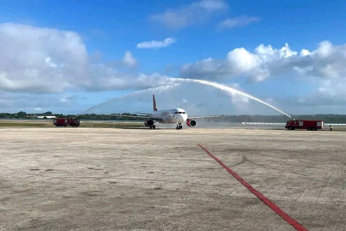 Avión recibe arco de agua en aeropuerto