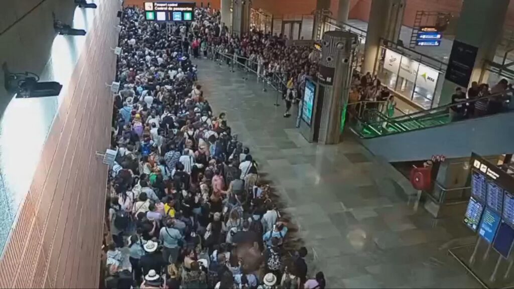 Gran multitud de personas en aeropuerto concurrido.