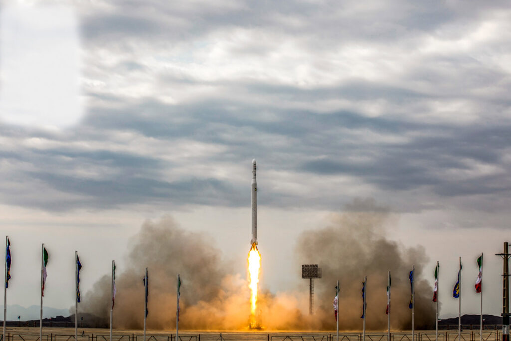 Lanzamiento de cohete al cielo nublado.