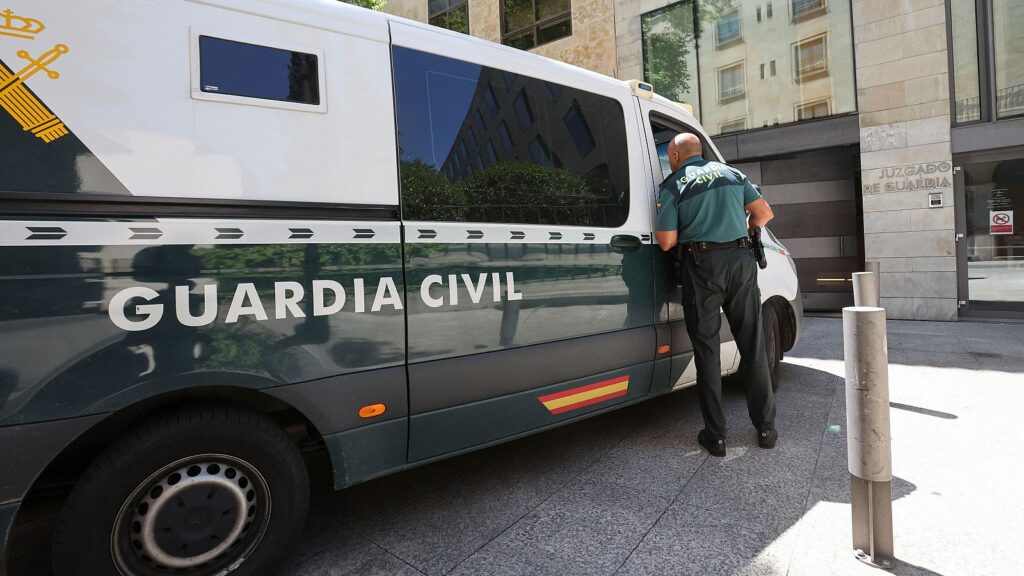 Furgón de la Guardia Civil frente a juzgado.