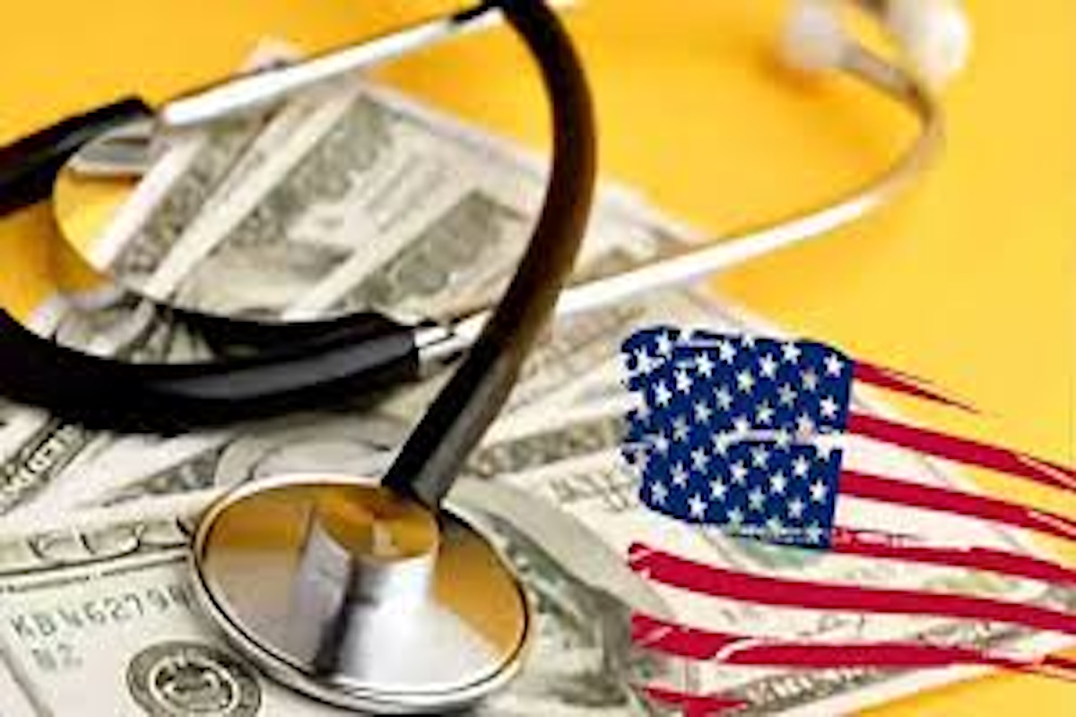 Estetoscopio sobre dólares y bandera estadounidense