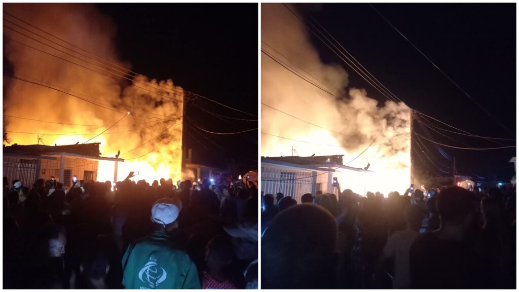 Incendio nocturno en una construcción urbana