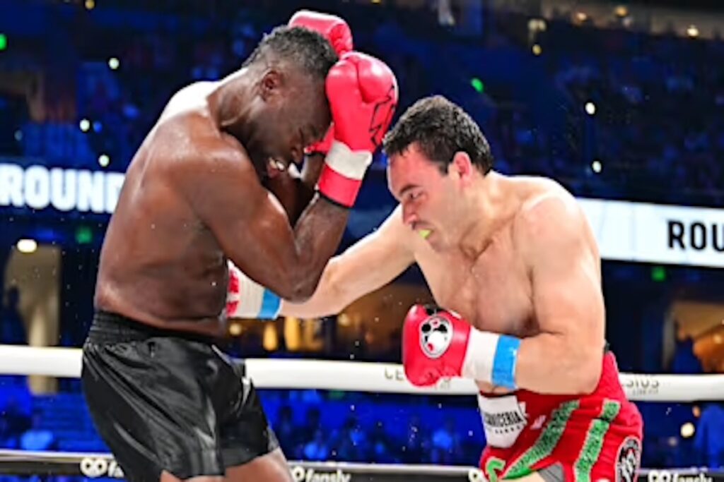 Boxeadores peleando intensamente en el ring