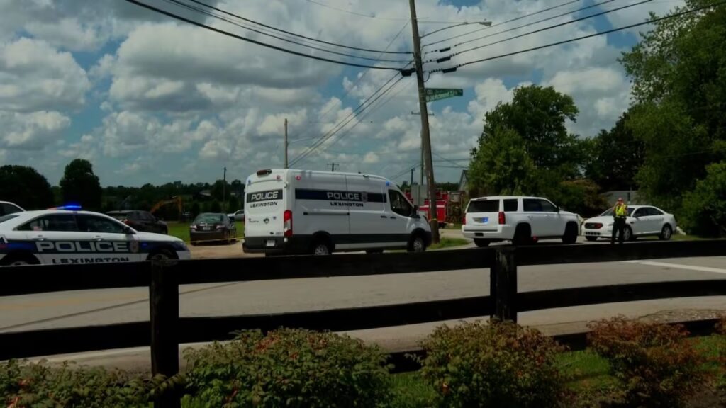 Operativo policial en Lexington, coches de policía presentes.