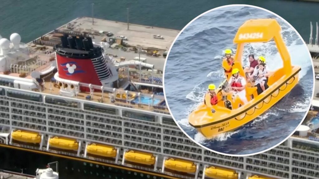 Barco crucero y bote de emergencia en el mar.