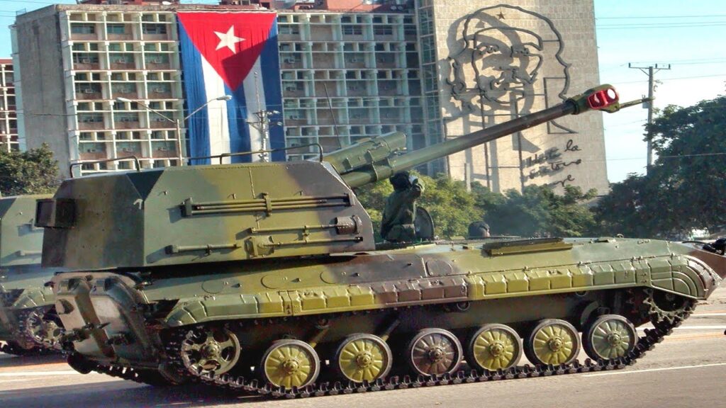 Tanque militar con edificio y bandera cubana