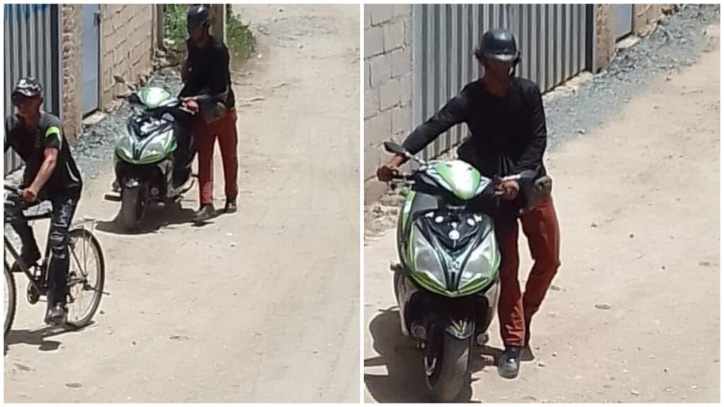 Hombre junto a moto y bicicleta en calle.