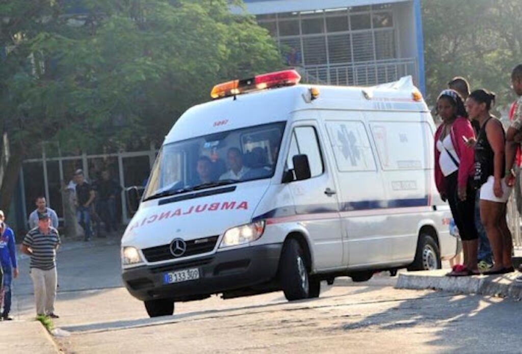 Ambulancia en movimiento con personas alrededor