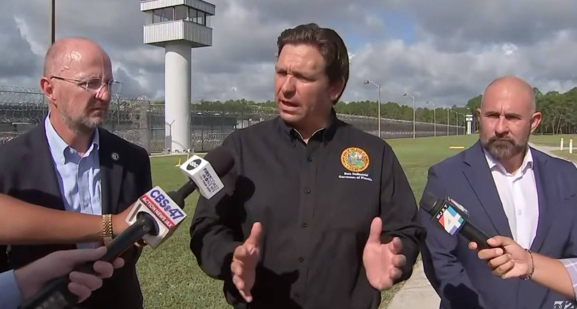 Conferencia de prensa al aire libre
