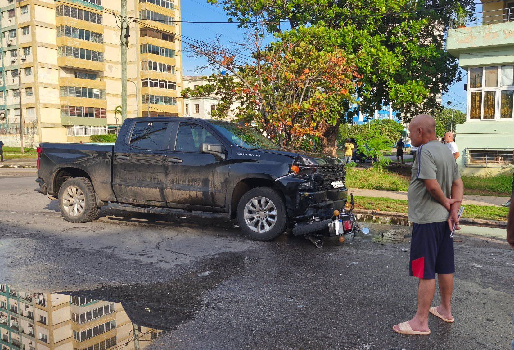 Camioneta negra tras accidente en ciudad