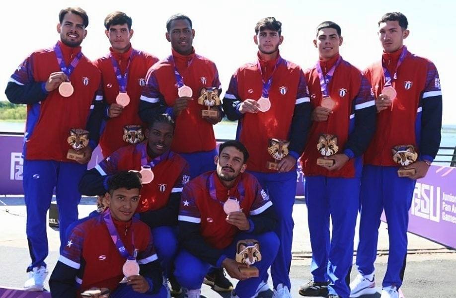 Equipo con medallas de bronce en competencia deportiva.