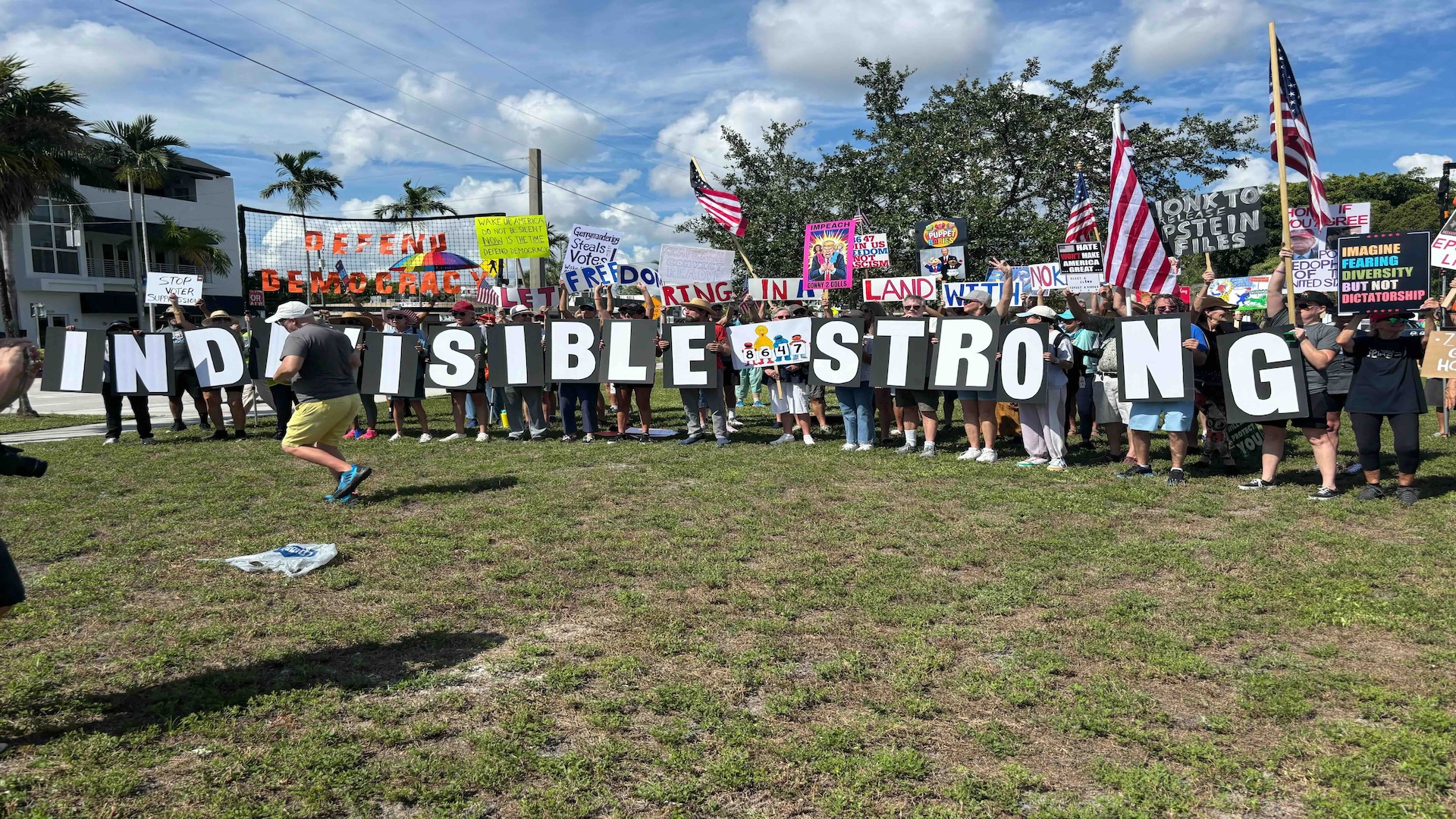 Manifestación con pancartas en apoyo a la democracia.