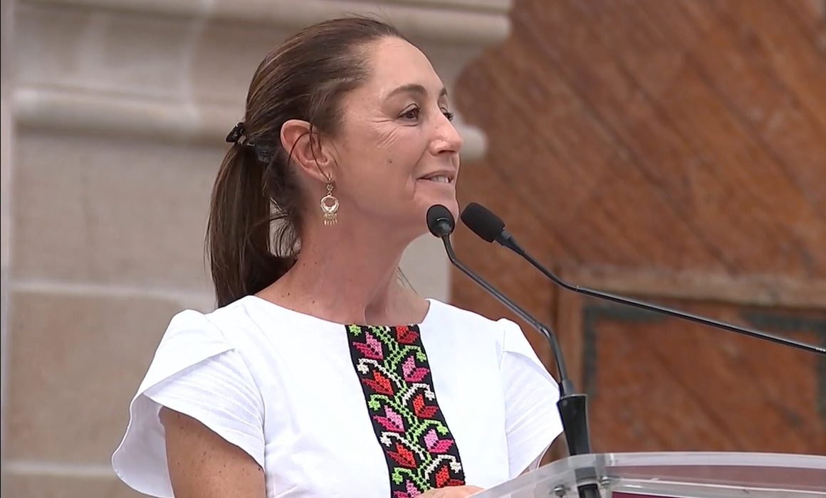 Persona hablando en un podio, fondo arquitectónico