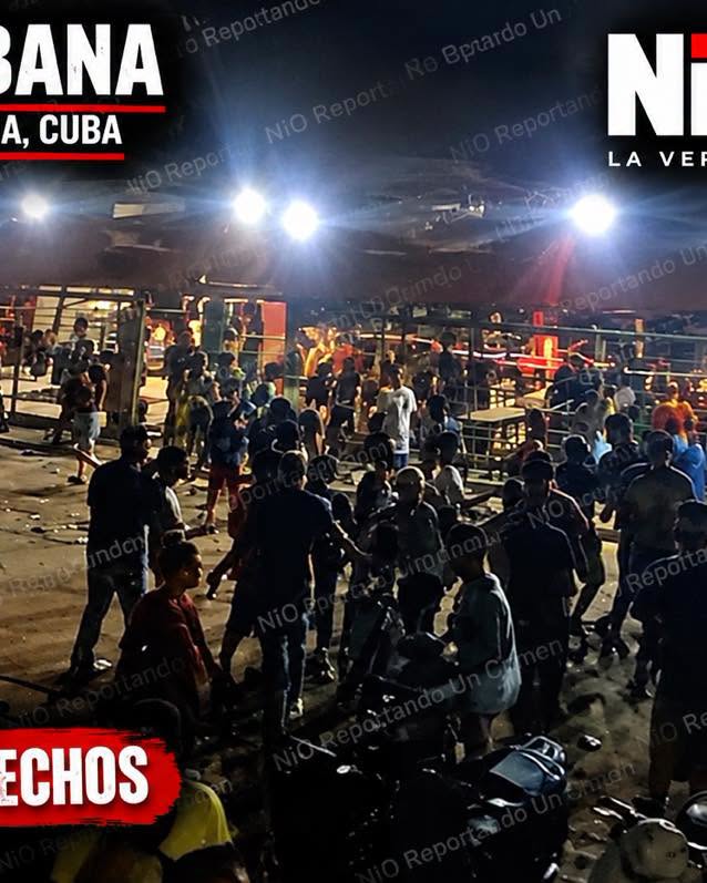 Multitud de personas de noche en un evento en Cuba.