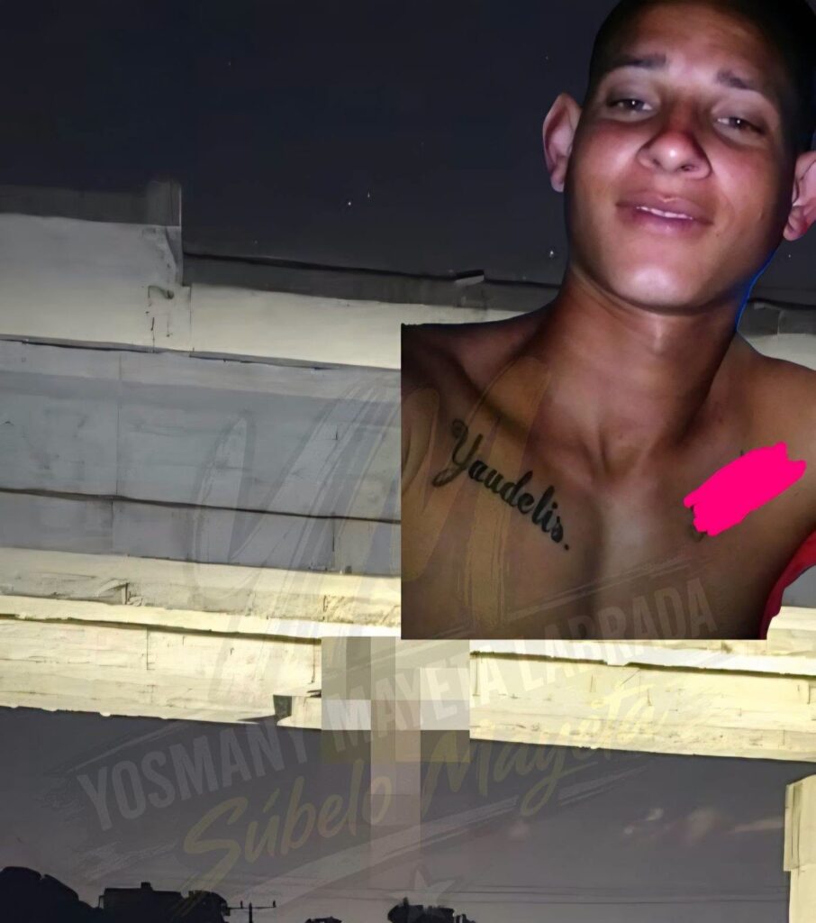 Hombre sonriente sin camiseta con un tatuaje en el pecho.