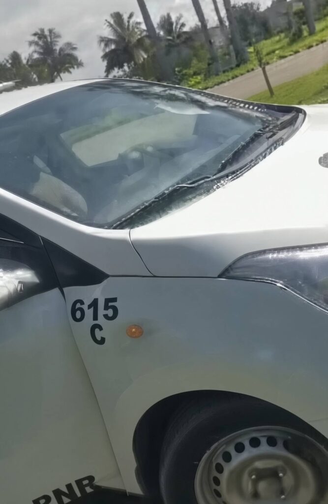 Lateral de un coche blanco con el número 615 C.