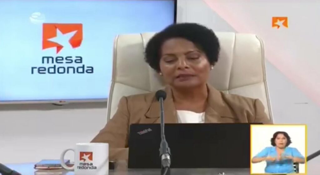 Presentadora en el programa de televisión Mesa Redonda con intérprete.