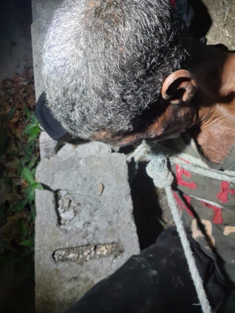 Hombre mayor con pelo canoso atado con cuerdas blancas.