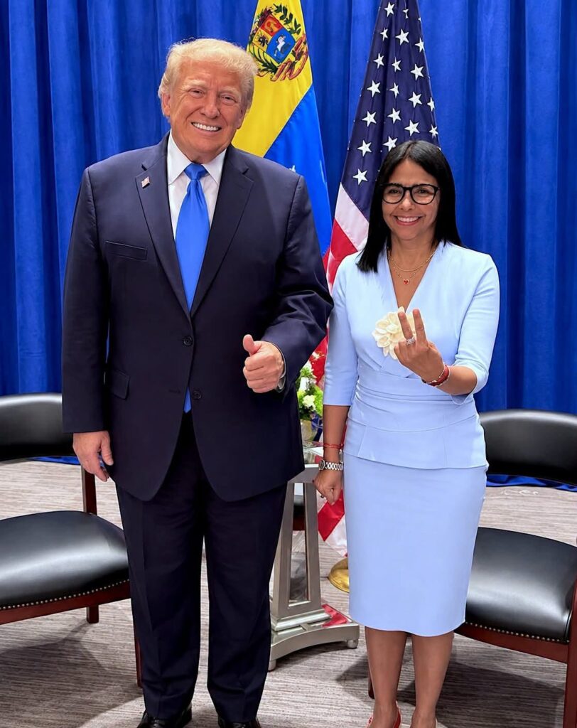 Donald Trump y Delcy Rodríguez posan juntos ante banderas nacionales.
