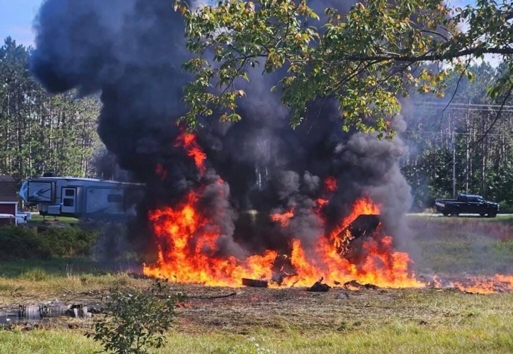 Gran incendio con llamas intensas y densa columna de humo.