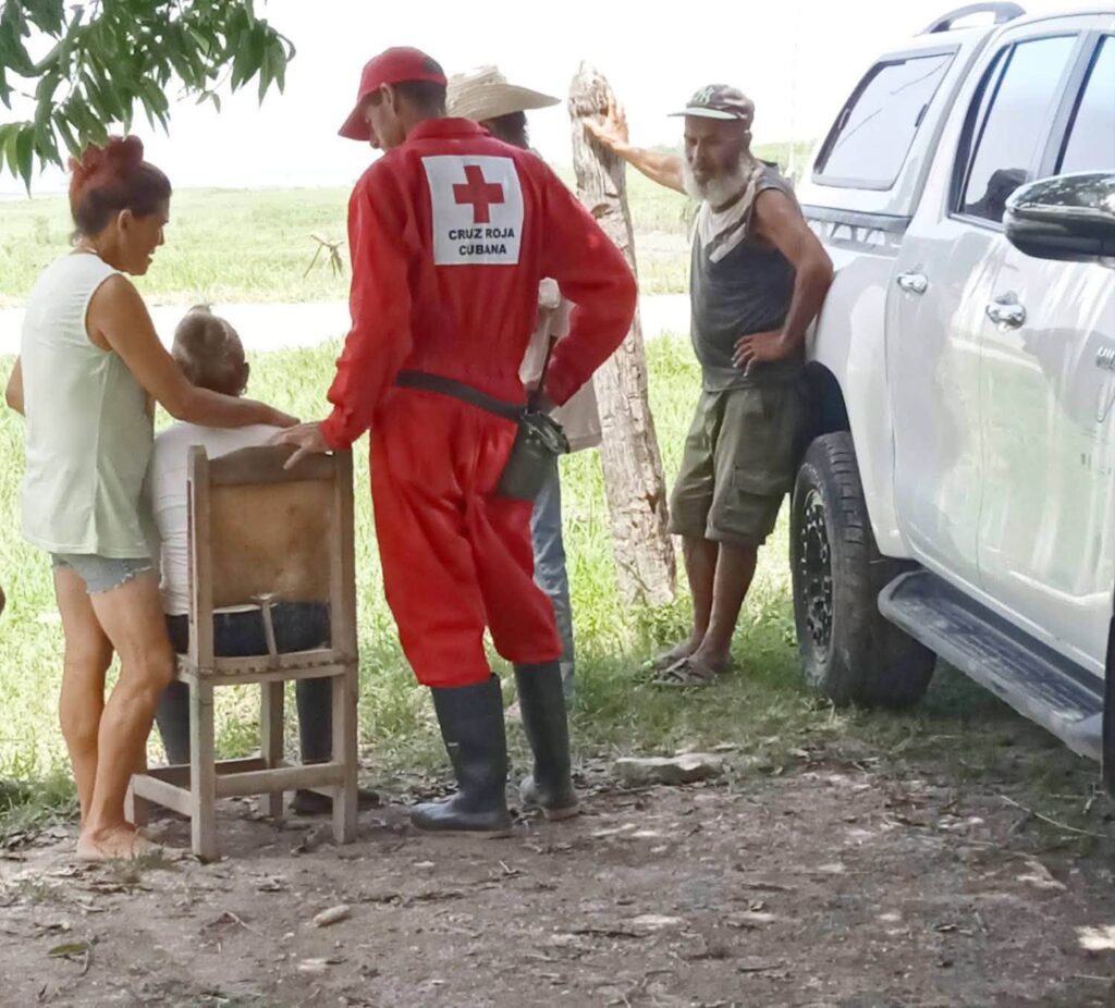 Voluntario de la Cruz Roja Cubana asistiendo a personas.