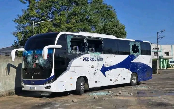 Autobús con lunas rotas e impactos en la carrocería.
