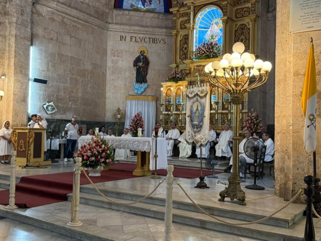 Misa solemne en el altar de una iglesia católica decorada.